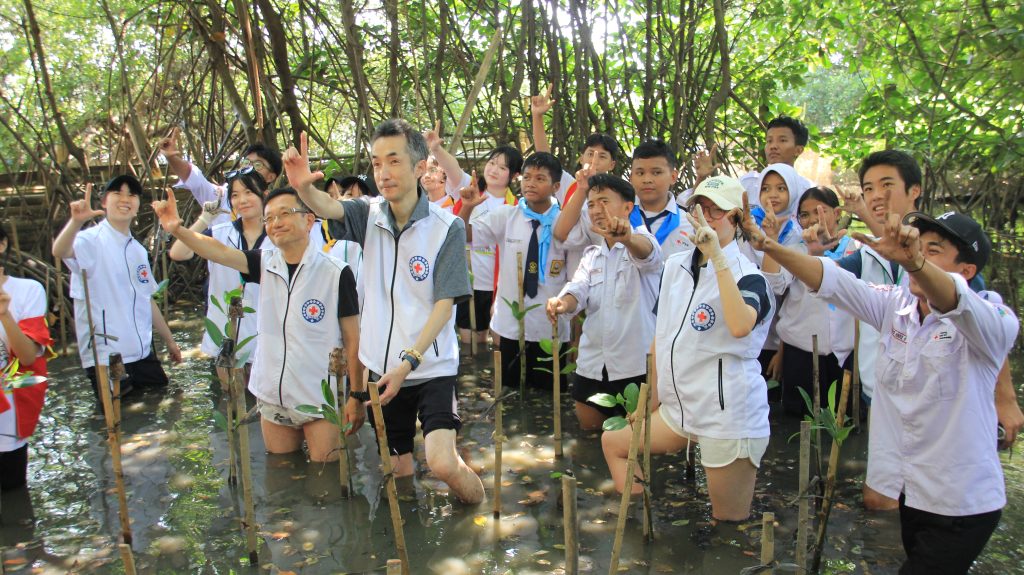 PMI Jakarta Utara bersama Japanese Red Cross (JRC) menggelar aksi penanaman pohon mangrove di kawasan Pantai Pantai Indah Kapuk (PIK), Jakarta Utara. yang melibatkan relawan PMI dan pelajar Jepang