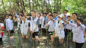 PMI Jakarta Utara bersama Japanese Red Cross (JRC) menggelar aksi penanaman pohon mangrove di kawasan Pantai Pantai Indah Kapuk (PIK), Jakarta Utara. yang melibatkan relawan PMI dan pelajar Jepang